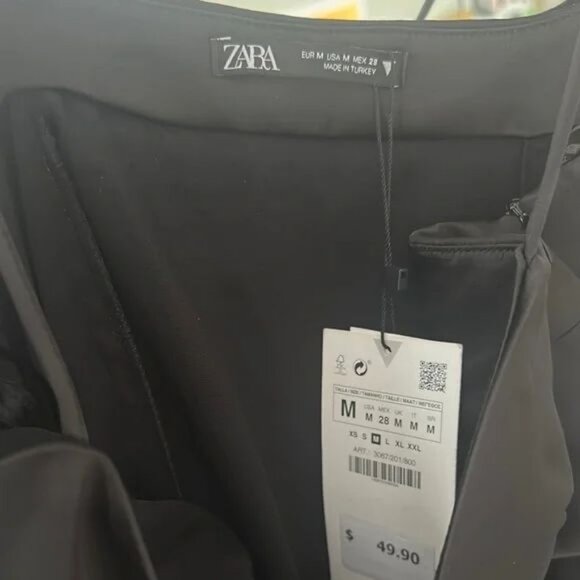 Elegant Black Midi Dress - Picture 3 of 5